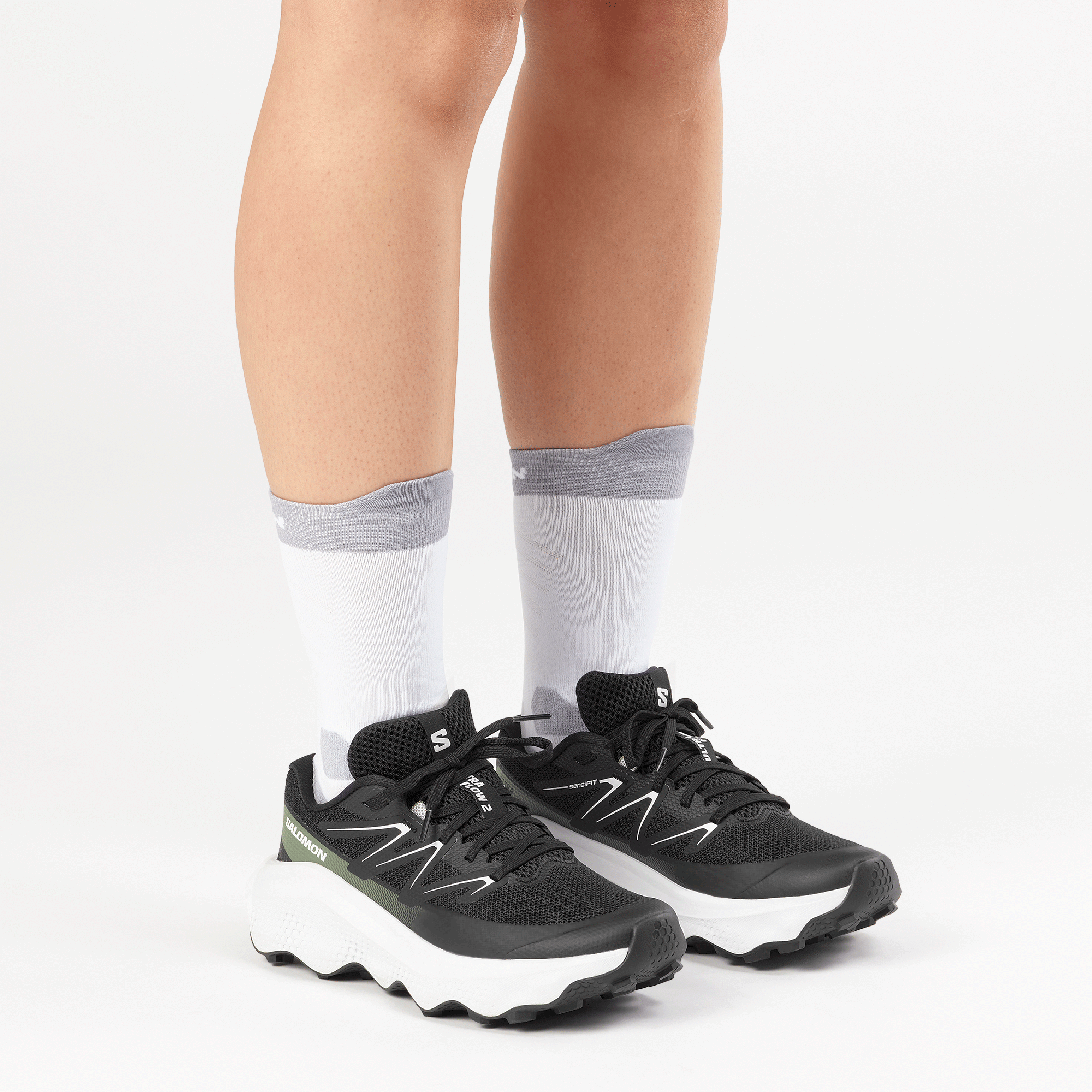 #Color_Black / White