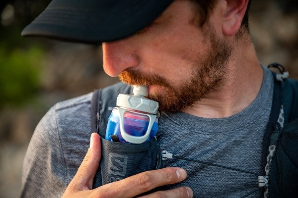 Cómo limpiar las botellas de agua, los bidones y las bolsas de hidratación